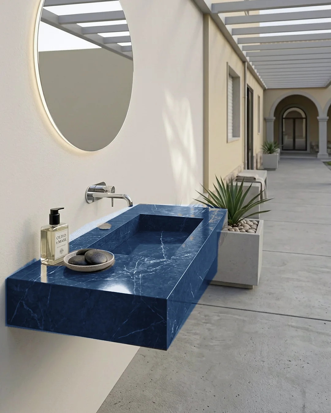 Lavabo blu: sospeso, con rubinetto a muro e vasca integrata, effetto marmo blu venato
