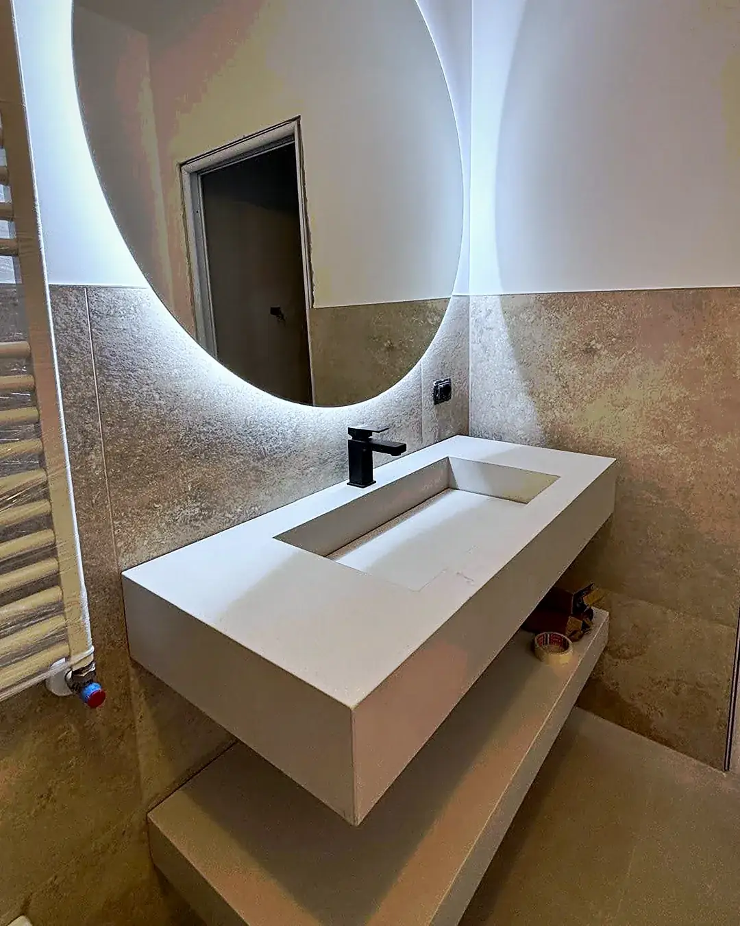 Lavabo sospeso effetto pietra crema con mensola e specchio tondo