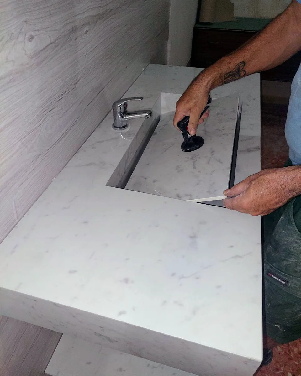 Posa della lastra inclinata in un lavandino con scarico a scivolo