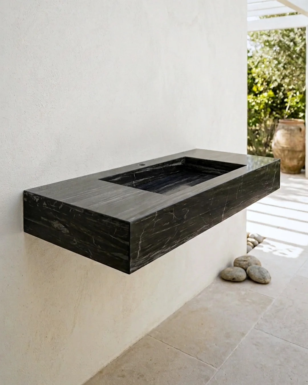 Lavabo in pietra scura: piano spesso, sospeso a parete, effetto nero venato